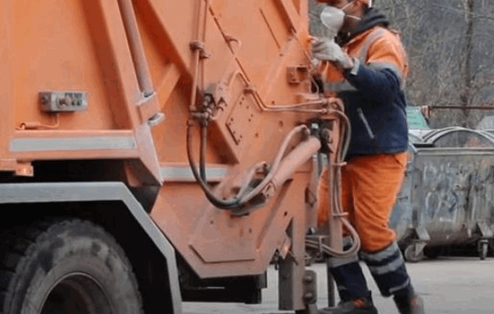 Kamion gradske čistoće POKOSIO AUTOMOBIL na Vračaru!